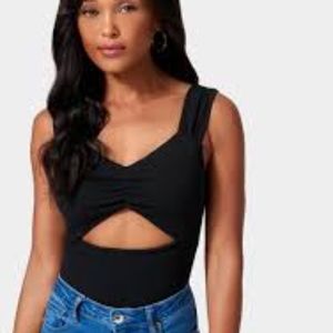 NWT BEBE WIDE STRAP CUT OUT DETAIL TOP, SMALL